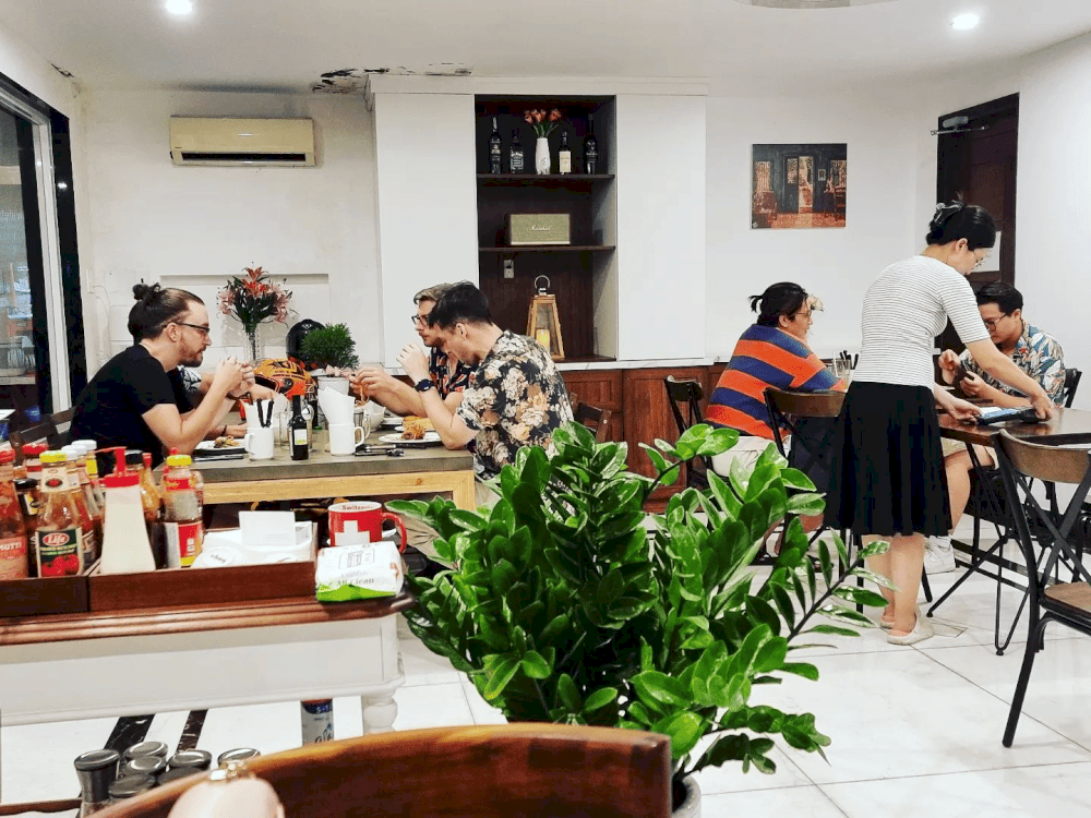 The space at Burger Joint Saigon feels open and airy, thanks to its high ceiling (Source: Burger Joint Saigon)